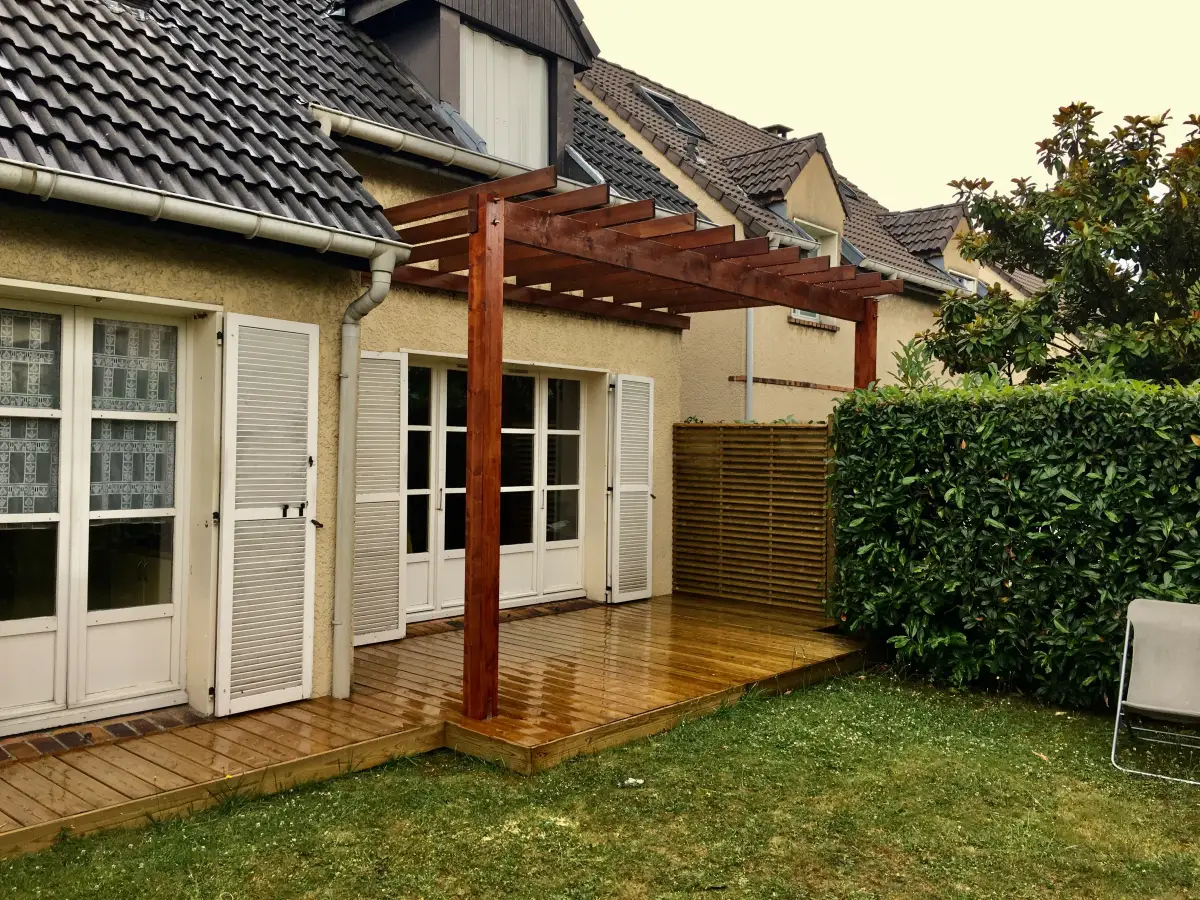 Terrasse en pin + pergola & palissade – Cour intérieure
